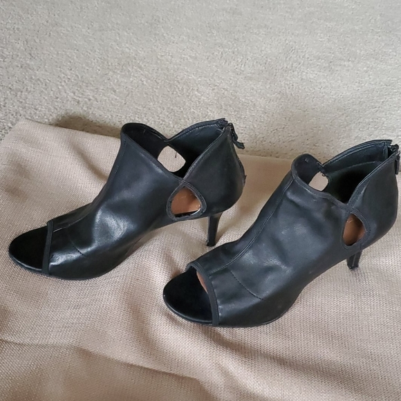 Tahari open toe heels - Picture 2 of 4